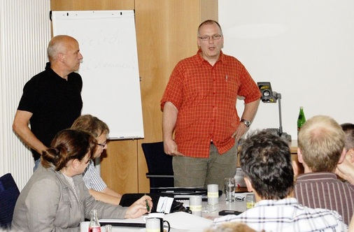 Beim 1. Teil des Lehrer-Lehrer-Dialogs stand der Erfahrungsaustausch zum 
Thema „Gestreckte Gesellenprüfung“ im Mittelpunkt. Die Moderation hatten 
Bertram Hense und Andreas Dümke vom BBBK, Duisburg.
