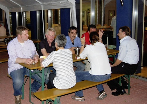 Beim abendlichen Barbecue im Innenhof des IKKE gab es viel Gelegenheit zum 
­persönlichen Erfahrungsaustausch.
