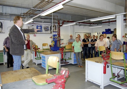 Beim Rundgang durch die Räumlichkeiten des IKKE erklärte Karsten Beermann 
den Lehrkräften die einzelnen Funktionsräume.
