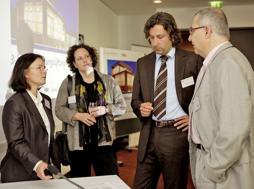 Im angeregten Fachgespräch: Ingrid Vogler, GdW, Michaela Meyer, 
Joseph-Stiftung, André Hempel, BMVBS, und Energieberater Peter Paul Thoma 
(v. l.).
