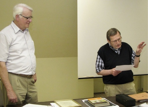 Geschäftsführer Wolfgang Scholten nimmt Sach- und Buchspenden von Bernhard 
Fischer entgegen.
