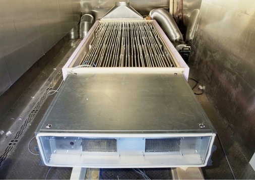 Der PCM-Speicher in Kombination mit einem modular aufgebauten 
Luftbehandlungsgerät hier in einem Laborversuch kommt zu Spitzenlastzeiten 
zum Einsatz und wurde in Kooperation mit dem Lüftungs- und 
Klimatechnikhersteller Emco Klima entsprechend der…