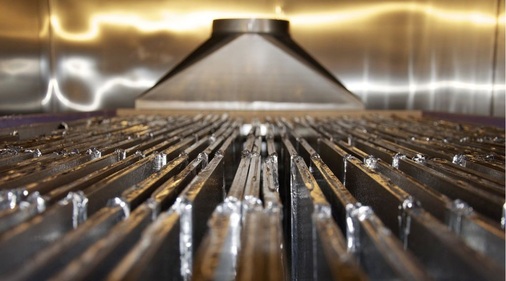Der PCM-Speicher besteht aus parallel angeordneten, jeweils 400 x 300 x 10 mm 
großen Graphitplatten, in denen Salzhydrat eingelagert ist.
 - © Hochschule Rosenheim
