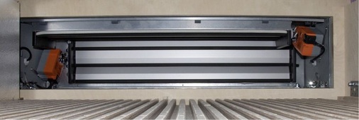 Eine Mischlufteinheit an der Ansaug- und an der Ausblasseite mit einer 
kombinierten Umluft- und Zuluft- bzw. Umluft- und Fortluftklappe stellt den 
Wechsel zwischen Sekundärluftbetrieb am Tag zu Spitzenlastzeiten sowie 
Außenluftbetrieb in der Nacht…