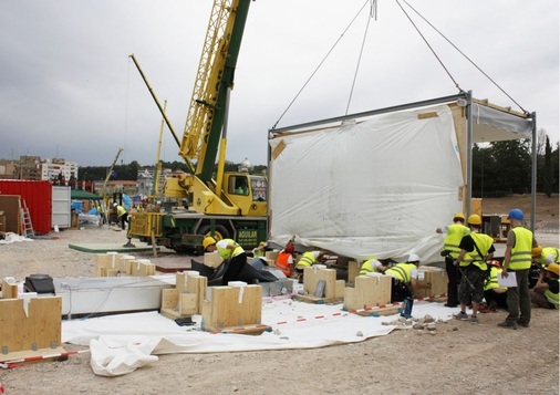 Die niedrige Bauhöhe der einzelnen Moduleinheiten des 
Luftbehandlungsgerätes und des PCM-Speichers ermöglichte eine platzsparende 
Montage im Fundamentsockel des Solarhauses.
