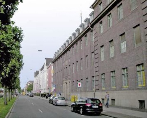 Bild 1: Außenansicht der radiologischen Praxis in der Luegallee, 
Düsseldorf.
