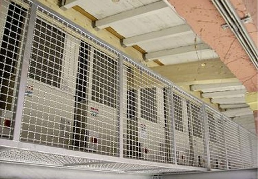 Bild 2: Aufstellung der VRF-Außeneinheiten mit Luftausblas über Dach.
