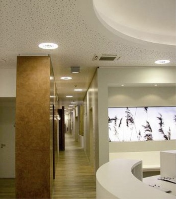 Bild 4: Wartebereich mit Deckenkassette.
