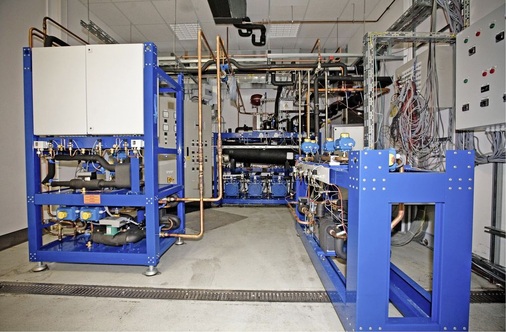 Bild 2: CO2OLtec-Anlage (hinten), an­geschlossen an das neu eingeführte 
CO2OLheatWärmerückgewinnungsmodul (vorne links).

