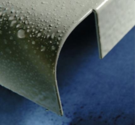 Bild 4: Vollständige Kantenumschließung durch Beschichtung verhindert 
Korrosion.
