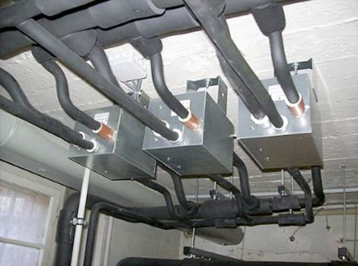 Bild 6: Installation der 3-Way-Umschalt­einheiten im Technikraum des 
Hauptgebäudes.
