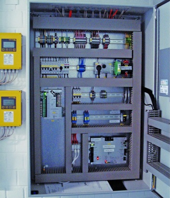 Carrier Controls regelt komplett Kaltwasser und Luft und wurde via BACnet an 
die Gebäudeleittechnik von Siemens angebunden. Hier ein Blick in den 
Kältemanager.
