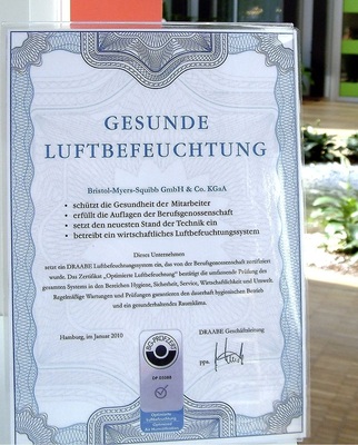 Dokumentierte Sicherheit: Das Zertifikat „Optimierte Luftbefeuchtung“ im 
Foyer bei Bristol-Myers Squibb.
