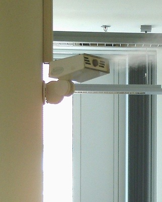 Mikrofeine Aerosole verteilen sich sofort in der Raumluft und heben die 
Luftfeuchte auf die gewünschten Werte.
