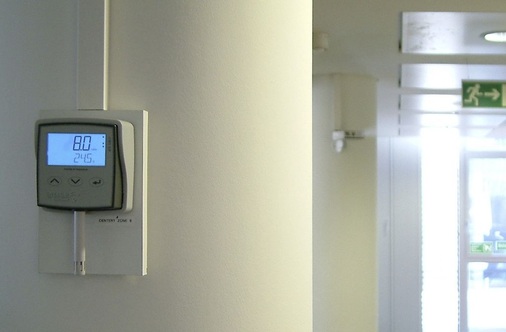 Die gewünschte Luftfeuchtigkeit wird über Digital-Hygrometer geregelt.
