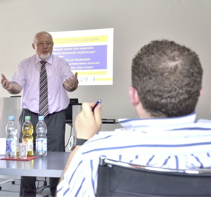 Die Vorgesetzten müssen ihren Mitarbeitern das nötige Selbstbewusstsein 
vermitteln, ein Nein durchzuhalten selbst wenn der Interessent sie sozusagen 
auf Knien um ein detailliertes Angebot oder irgendeine andere Vorleistung 
anfleht.
