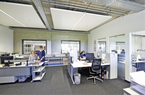 Mit Heiz- und Kühldecken unter der Decke wird die Wärme in die Büros der 
Verwaltung verteilt.
