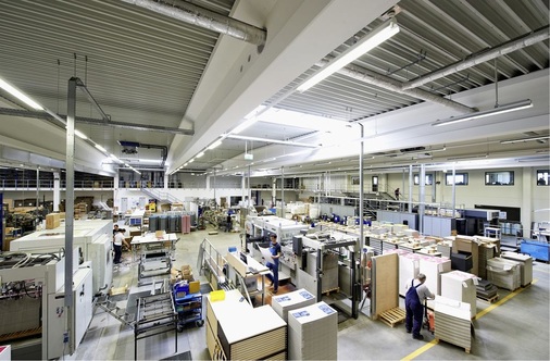 Mit einem Energieaufwand, der 50 Prozent unter den Mindestanforderungen der 
geltenden EnEV liegt, lässt sich das Gebäude sehr wirtschaftlich 
klimatisieren.
