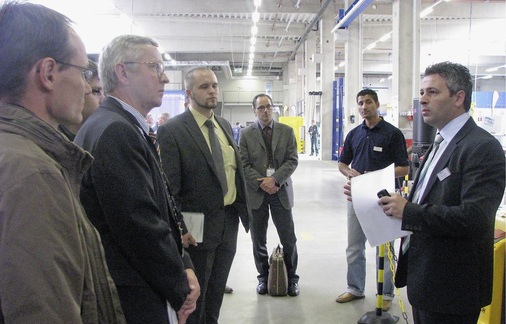 Produktionsrundgang mit Oliver Ugrinaj (r.)
