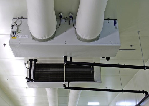 Neun Verdampfer mit Schlauchluftverteilern sind an den Decken platziert.
