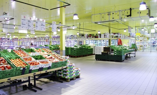 Bilder: Wellstein Kommunikation GmbHDer Temperaturbereich 1 6 °C (hinten) 
bei Prodega Cash+Carry in Basel wird durch die Kälteanlage mit der 
Expansions-Kompres­sions-Einheit versorgt.
