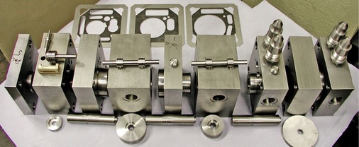 Die Expansions-Kompressions-Einheit ist modular aufgebaut und besteht aus 
Stahl und Messing. Sie weist Dimensionen von 50 x 13 x 13 cm auf und arbeitet 
mit einem axial beweglichen, doppelt wirkenden Kolben.
