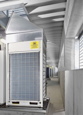 Im Technikgeschoss des Hotels im sechsten Stock wurde für einen besseren 
Schallschutz gesorgt. Über jedes VRV-System wurde eine Ausblas­vorrichtung 
aus Edelstahl montiert.
