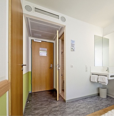 Ein niedriger Geräuschpegel in den Räumen wurde durch einen extra 
installierten bauseitigen Filter in den Deckeneinbaugeräten mit 
Kanalanschluss erzielt.
