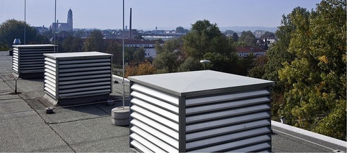 Die Ausblasvorrichtungen auf dem Dach des Hotels.
