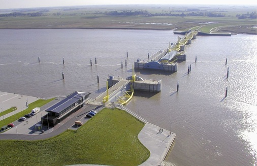 Das Emssperrwerk zählt zu den modernsten in Europa. Neben dem 
Sturmflutschutz öffnet seine Staufunktion Schiffen mit bis zu 8,50 Metern 
Tiefgang den Weg zur Nordsee.

