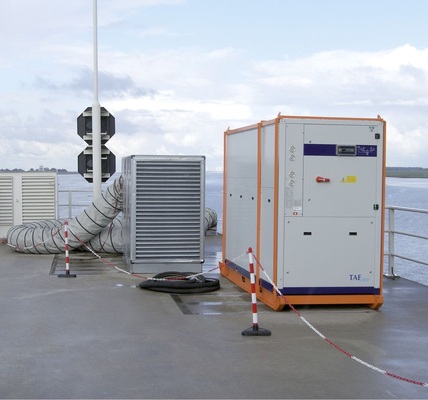 Mit flexiblen Spiralschläuchen leitete man die ­vorgekühlte Luft in 
vorhandene Luftansauggehäuse.
