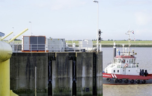 Für die Schiffsüberführung positionierte man ­Kaltwassersätze auf den 
Strompfeilern, die die Pumpenräume beherbergen. Eine Wärmebildkamera zeigte 
die Kälteverteilung in den Pumpenräumen.
