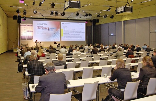 Der große Vortragsraum des European Heat Pump Summits war zumindest am 
Mittwoch wegen der sich zeitlich überschneidenden Veranstaltungen nicht 
immer komplett gefüllt.

