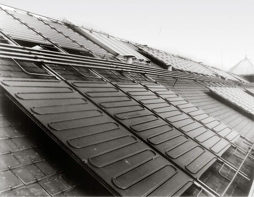 Bild 2: Versuchsanlage: Unverglaste Absorber als Sammler für solare Wärme 
zum Betrieb von Sole/Wasser-Wärmepumpen (Viessmann 1981).

