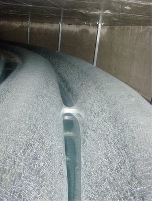 Bild 7: Eisbildung um den Wärmeübertrager im SolarEis-Speicher.
