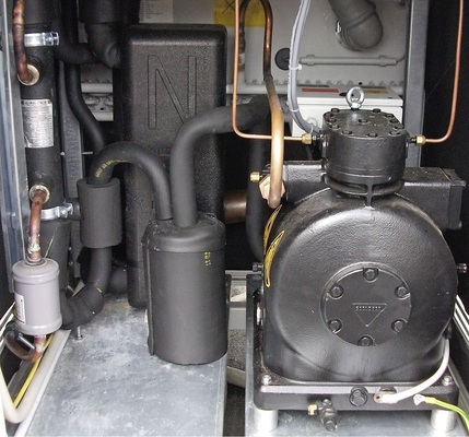 Bild 3: Einblick in das Innnere des Gehäuses: Verdichter, Verdampfer, 
Sauggas-Wärmeübertrager, Flüssigkeitsabscheider sowie Filtertrockner und 
Schauglas sind platzsparend und dennoch gut zugänglich angeordnet.
