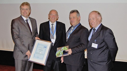 sowie Prof. Dr.-Ing. Hans Engelhorn (2. v. l.) mit Laudator Dr.-Ing. Rainer 
Jakobs (r.) ausgezeichnet.

