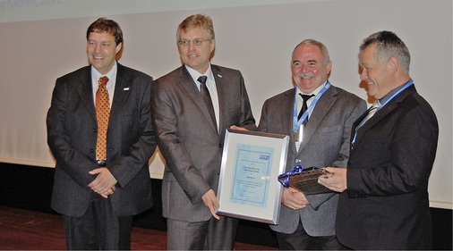 Mit der DKV-Münze wurden Dipl.-Wirtsch.-Ing. Hans-Joachim Breidert (2. v. 
r.) im Bild mit Laudator Rainer Henrici (l.)
