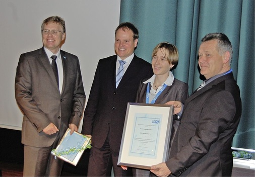 Den DKV-Nachwuchspreis für herausragende wissenschaftliche Arbeiten erhielt 
Dr.-Ing. Rita Streblow im Bild mit Laudator Dirk Müller (2. v. l.) und 
Gratulanten Michael Arnemann und Josef Osthues (r.).
