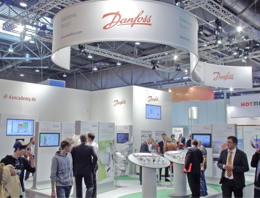 Alle „Großen“ der Branche präsentierten sich auf attraktiven 
Messeständen.
