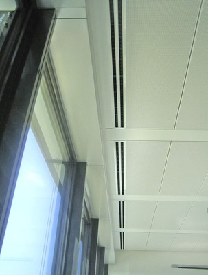 Bild 3: Zulufteinbringung über Schlitzschienen an der Glasfassade
