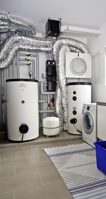 Die Technik für die im Garten befindliche Wärmepumpe ist platzsparend im 
Hauswirtschaftsraum installiert. Ein dazugehöriger Wärmepumpen-Manager ist 
für die Regelung der Anlage zuständig. Er kann auch per Smartphone oder PC 
mit Internetverbindung…