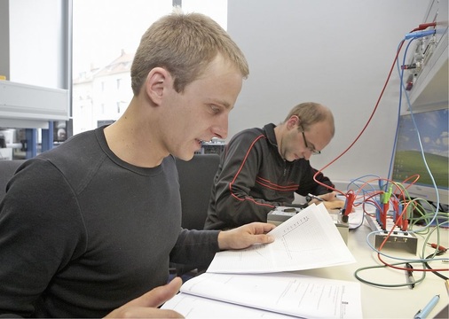 Die QualiTeFa-Teilnehmer Julian Veeh und Sebastian Fenn in einer 
Praxisübung.
