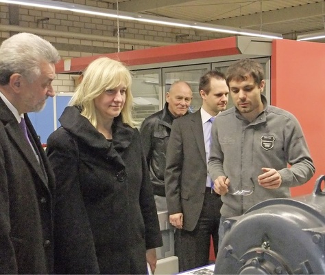 Im Bild von links: Hugo Klein, Landtagsabgeordneter des Kreises Main-Kinzig; 
Eva Kühne-Hörmann, Hessische Staatsministerin für Wissenschaft und Kunst; 
Prof. Dr.-Ing. Hans Rudolf Engelhorn, ESaK-Professor; Prof. Dr.-Ing. Dominik 
Cibis, Akademieleiter…