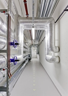 Im Medienkanal verlaufen 500 Meter lange Ring­leitungen, isoliert mit 
Aluminium-kaschierter Mineralwolle und durch einen Blechmantel abgedeckt.
