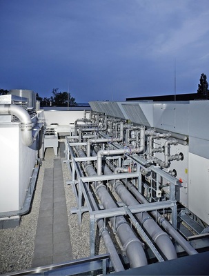 Der Kaltwasser-Rückkühler auf dem Dach ist dreifach beschichtet.
