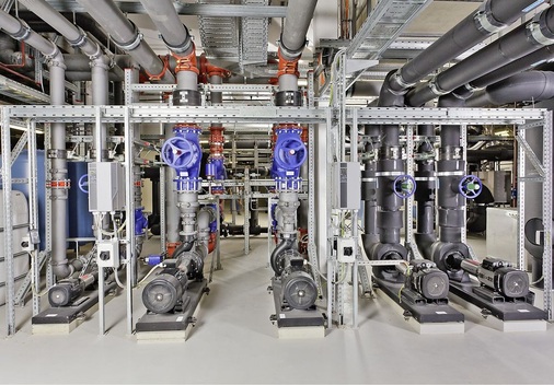 Das Rohrnetz beinhaltet umfassende Kreisläufe für Heizung, Kaltwasser, 
Druckluft, Trinkwasser, Osmose im Nennweitenbereich DN 65 bis DN 350.
