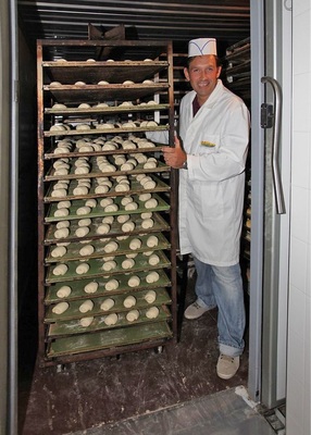 Bäckerei-Inhaber Victor Fant geht mit Memory 1000 auf Nummer sicher und 
weiß, dass alles zu jeder Tages- und Nachtzeit unter Kontrolle ist. Sollte 
die Temperatur den eingestellten Schwellenwert übersteigen, empfängt er 
eine Alarmmeldung auf dem Handy.
