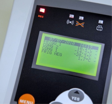 Der integrierte Drucker macht die aufgezeichneten Daten sofort schwarz auf 
weiß transparent, während eine zusätzliche Software die Ergebnisse in Form 
von Tabellen und Grafiken zum Anzeigen und Archivieren auf einen PC 
überträgt.
