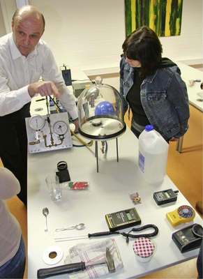 Mit vielen praktischen ­Versuchen erklärt Ingo Kluge die Zusammenhänge von 
Druck und Temperatur.
